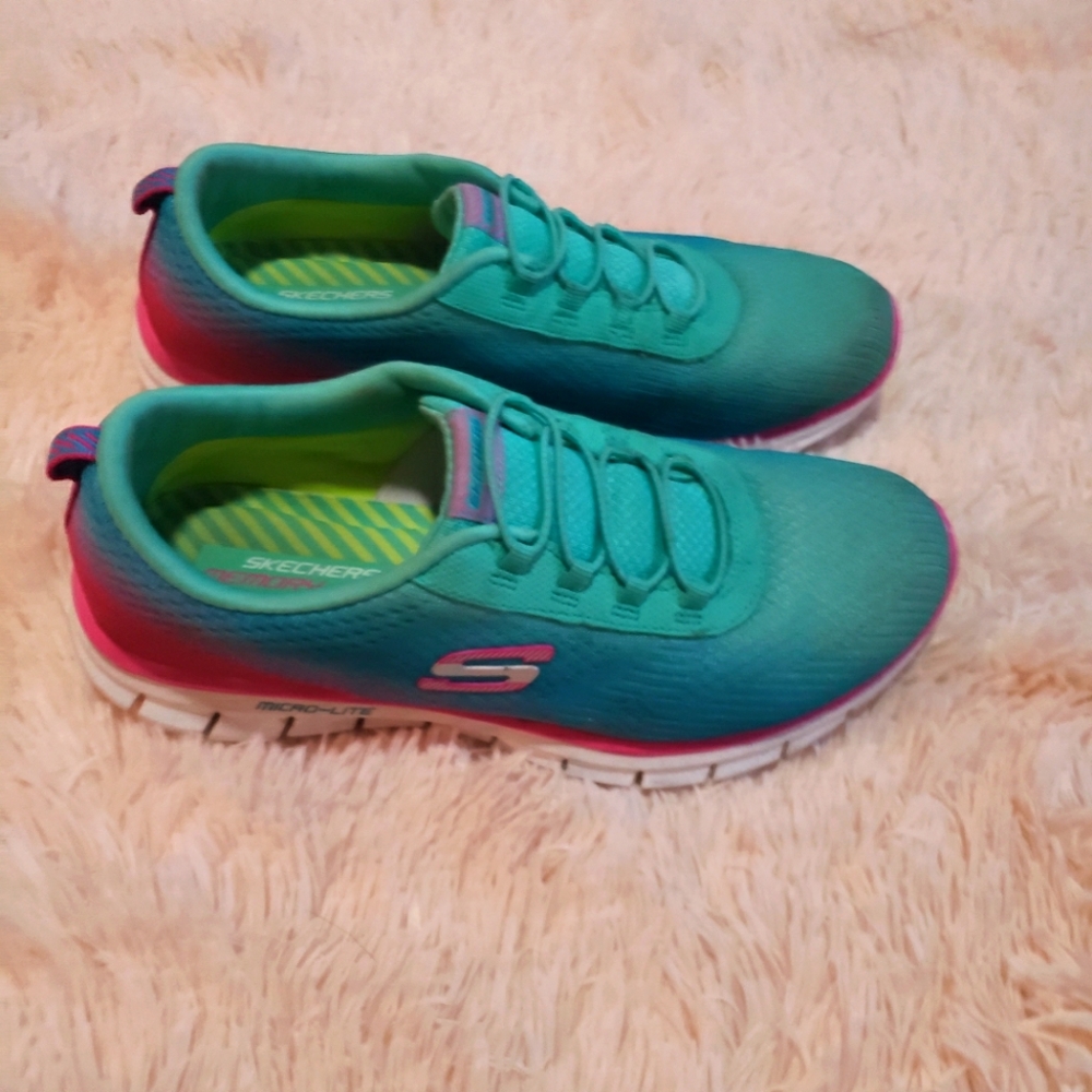 Sketchers Tennis shoes